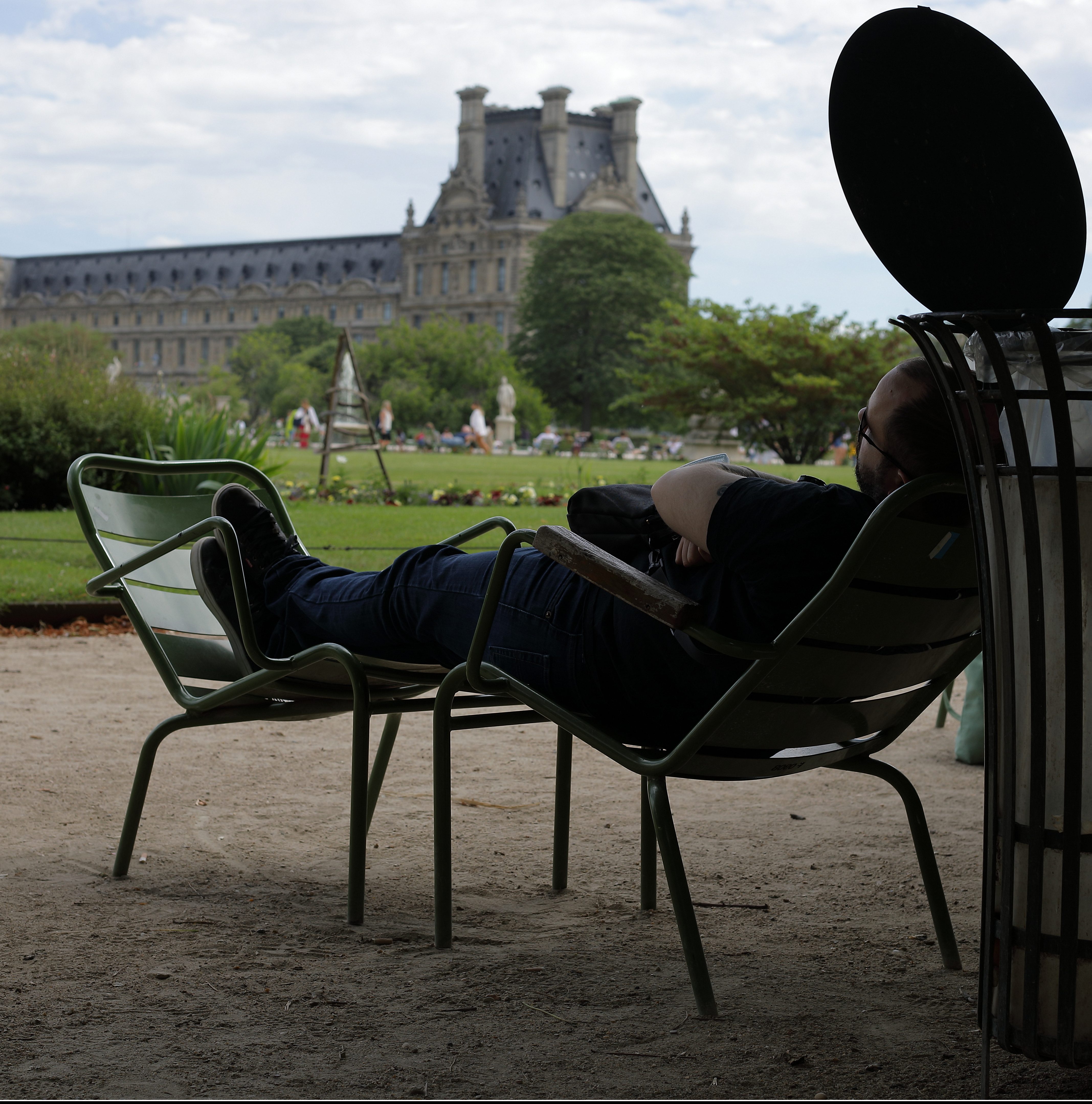une sieste dans un jardin